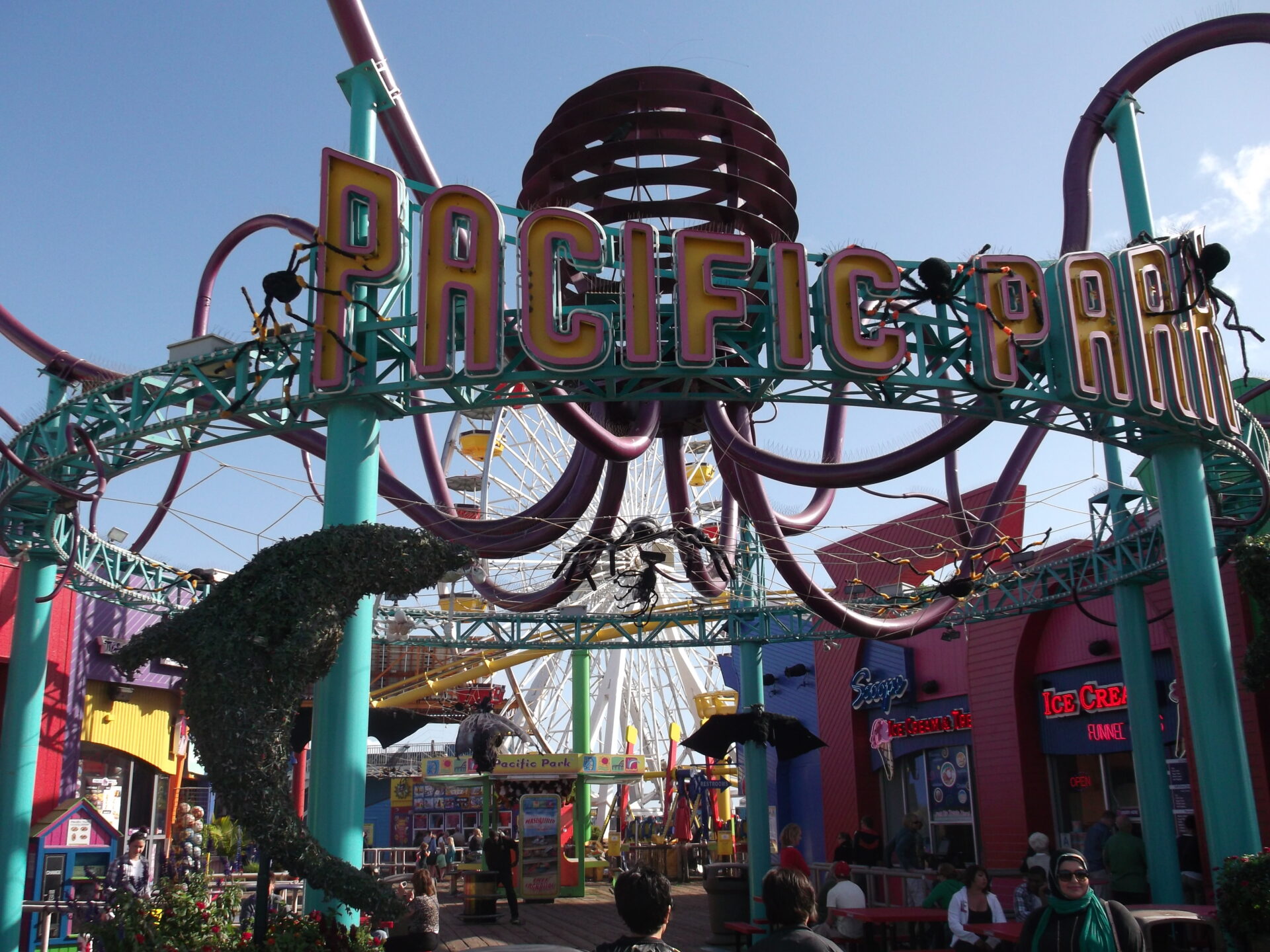 Der Santa Monica Pier ein beliebter Ort bei Touristen in Los Angeles!