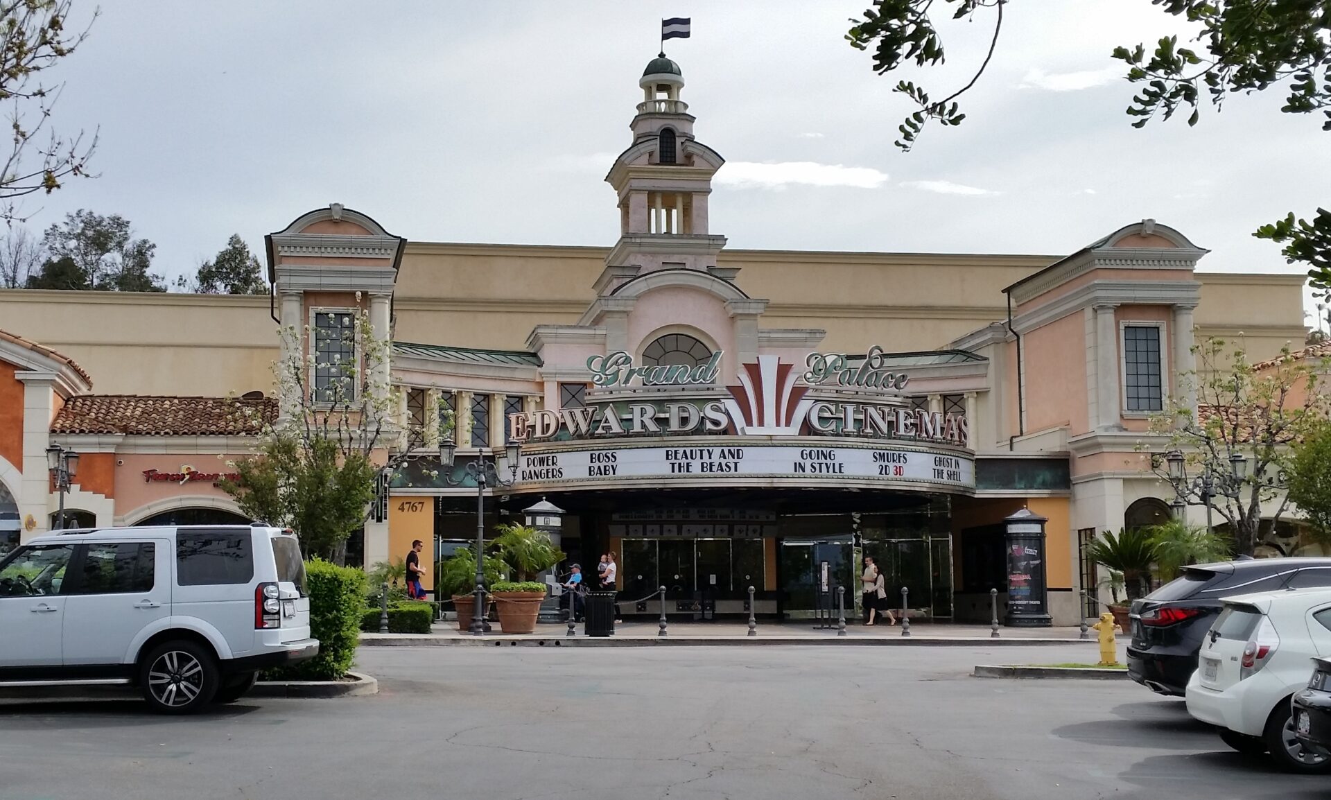 SHOPPING IN DEN COMMONS CALABASAS