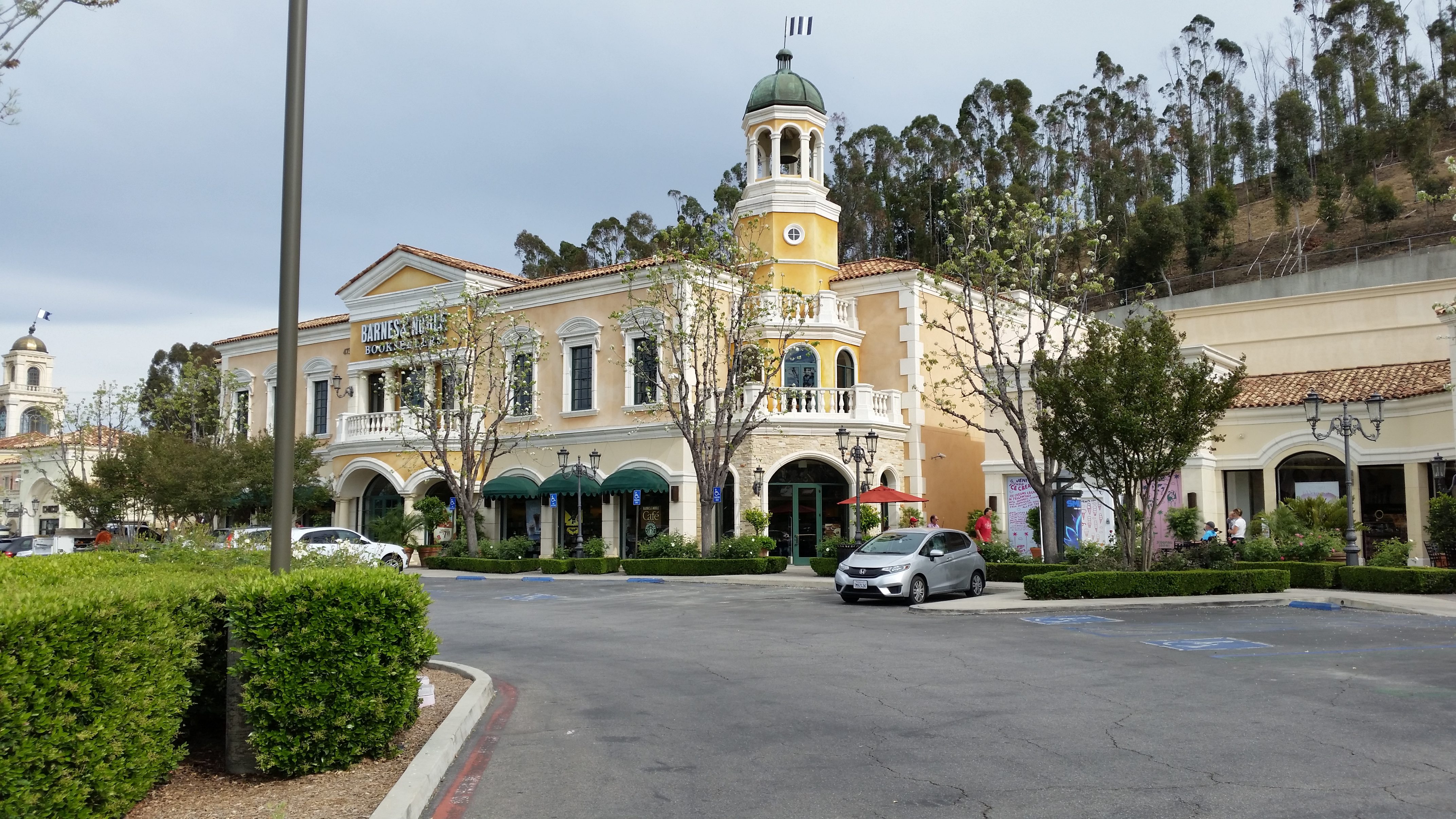 SHOPPING IN DEN COMMONS CALABASAS