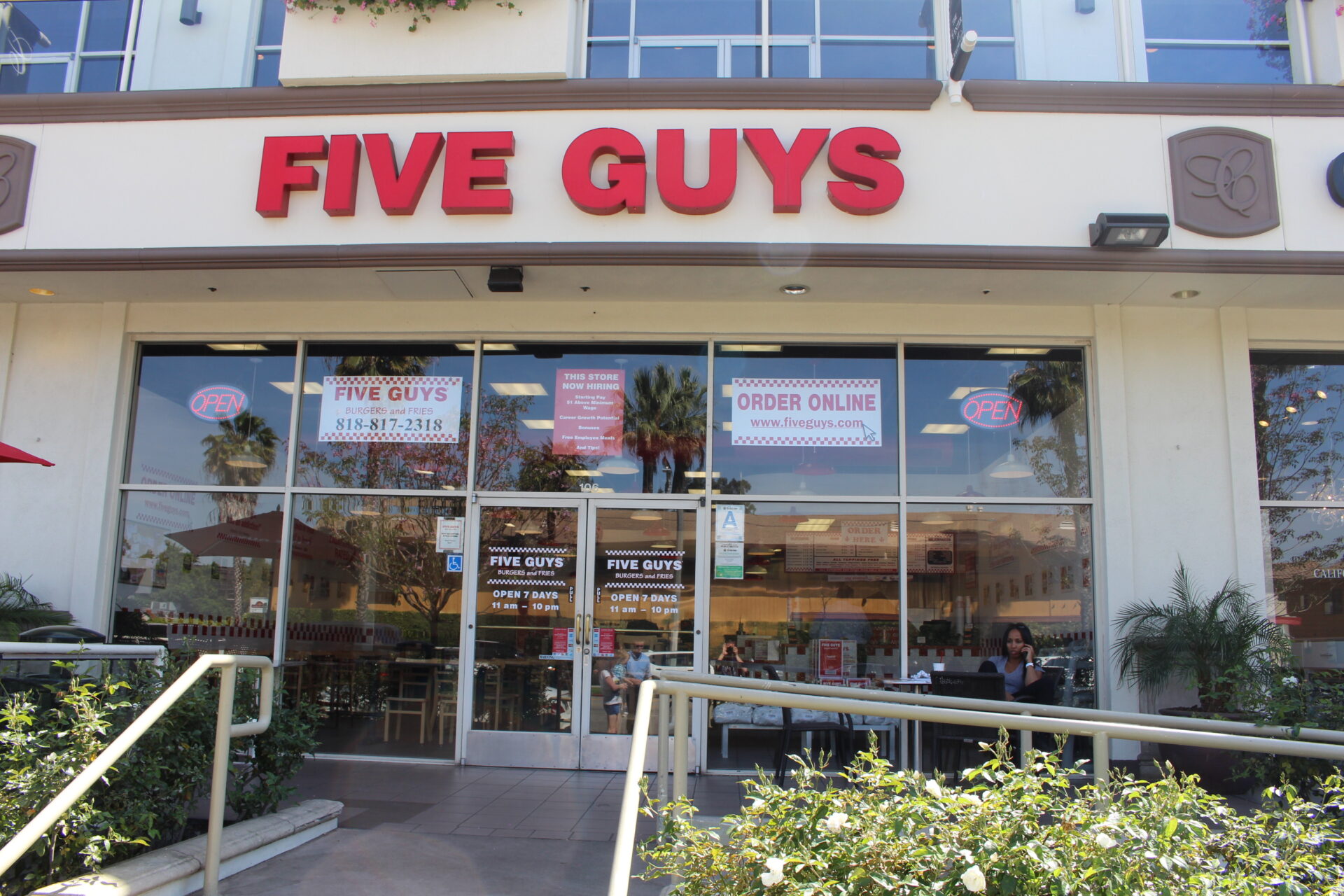 Leckere und frische Burger bekommt man bei Five Guys!